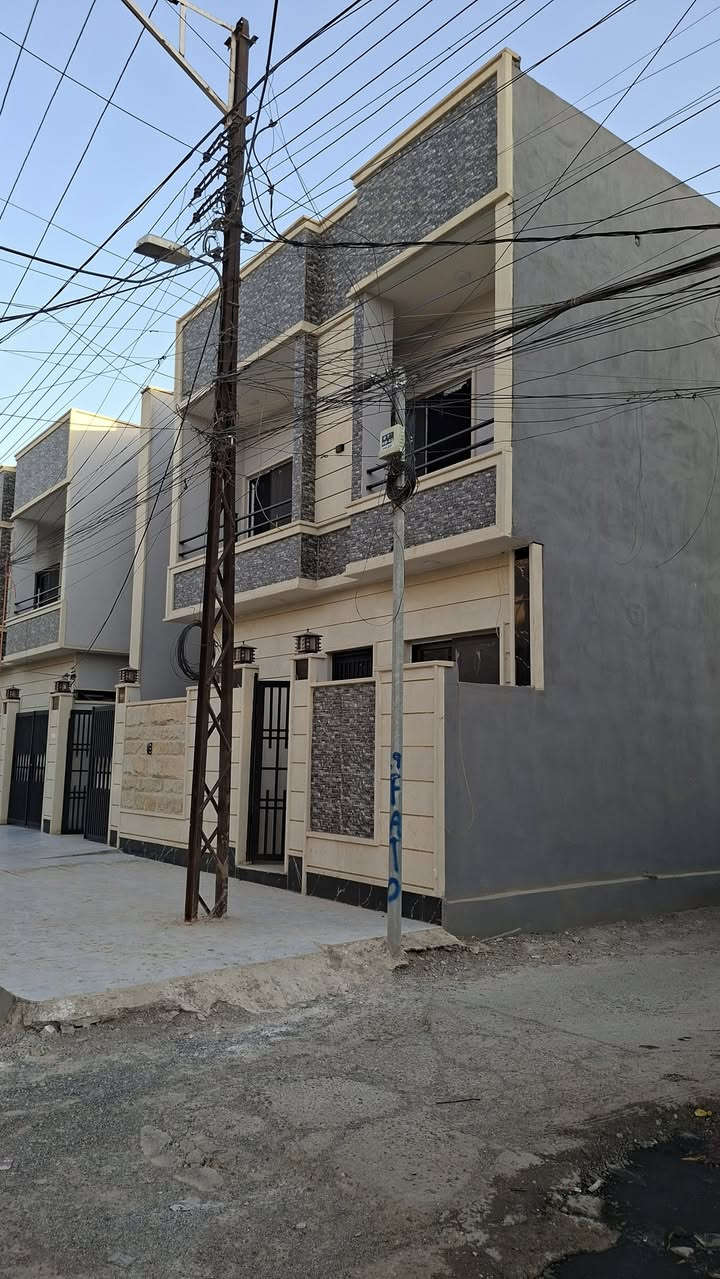 للبيع....للبيع
دار سكني ركن طابقين حي الصديق قرب مدرسة المبراءه مساحه 125 متر شارع عرض 12 متر
الطابق الأول 
1غرفه نوم..هول..استقبال..مطبخ..صحيات 
الطابق الثاني 
3غرف نوم..هول صغير..صحيات..بيتونه......السعر 245 مليون
للاستفسار الاتصال خاص او الارقام التاليه
***********...........***********
