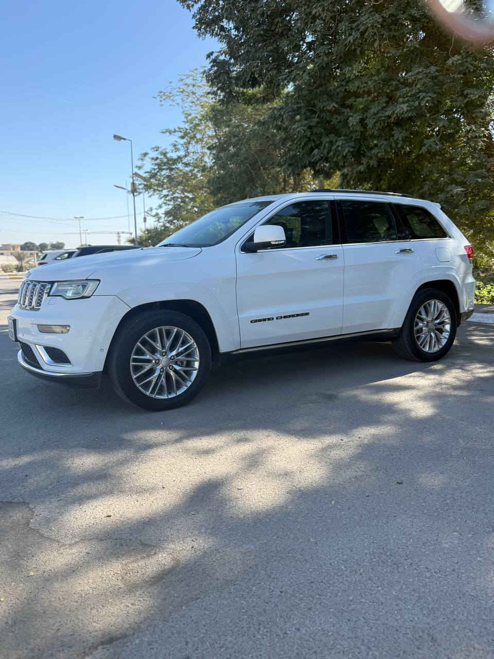 السلام عليكم ..
للبيع جيب سومت خليجي فول مواصفات مكينة هيمي 5700 موديل 2018 مفولة بنوراما جلد تدفئة تبريد كشنات جكات سستم هارمن كارد شاشات 2 رقم بغداد باسمي السيارة مكفولة من صبغ والتبديل بيه مكانات بارد موجود سوناره السعر 285 وبيه مجال 
*********** مكان بغداد غزالية
