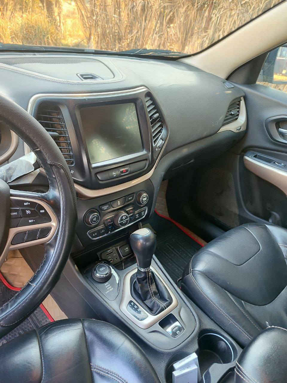 السلام عليكم جيب بزون ٢٠١٨ مكينة أربعة سلندر لمتد رقم بغداد مواصفات كاملة السيارة جاهزه مكانها بغداد السعر ١٢٦ ورقة وبيها مجال الهاتف ***********
