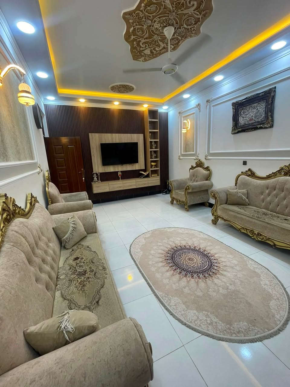 سلام عليكم 

دار البيع
مساحه٢٠٠متر
 طابق واحد  
عنوان /كوت/الخضراء /شارع صيدلية 
الاتصال/***********
