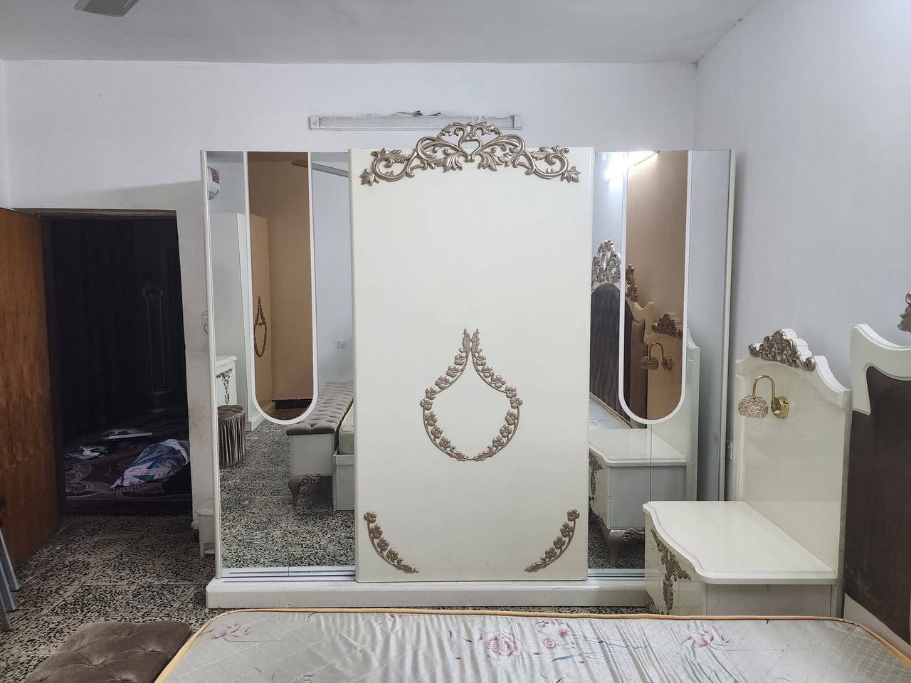 غرفة نوم تركية نظيفة كاملة وية التخت عمل (صومية) و دوشك مكانها بغداد البلديات  ٦٠٠  الف  و بيها مجال
***********
