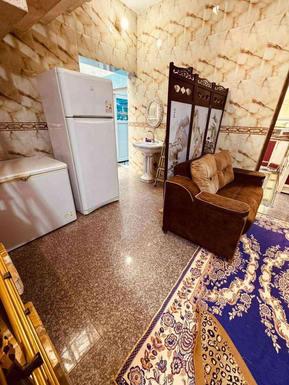 للبيع المساحة 200م طابق واحد عدد الغرف 2
وكليدور وصاله 
 مجمع صحيات داخلي وخارجي
 كراج سياره +حديقه صغيره 
الموقع الشارع الخدمي بنادر الثانيه قرب اسواق نادر مول شارع الجوادين
السعر 215 وقابل للتفاوض
طابو زراعي 
تواصل ***********
