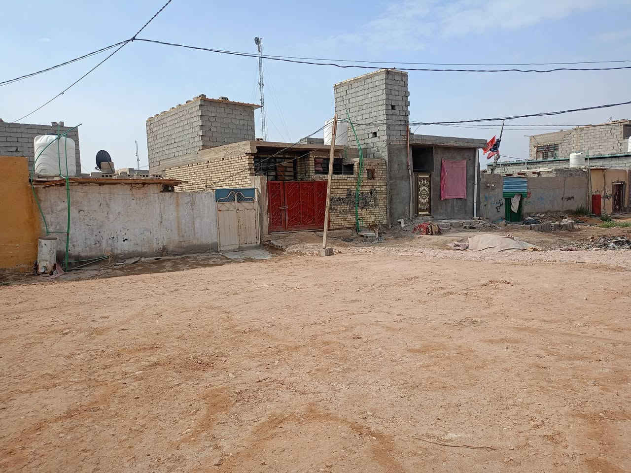 سلام عليكم بيت 60 متر طابوك جمهوري صب مسلح طابو 25 العنوان سيد اسماعيل حي رباب صاله مفتوحه وبطبخ ومنور وحمام داخلي مع تواليت خارجيه ودرج وبيتونه السعر  23 نقد واذا قصد يختلف السعر مع الظمان الرقم *********** ابو حسين الكعبي
