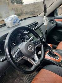 السلام وعليكم نيسان روج موديل ١٩ فول بدون تنته اربع قطع بس انطيك حزاما...