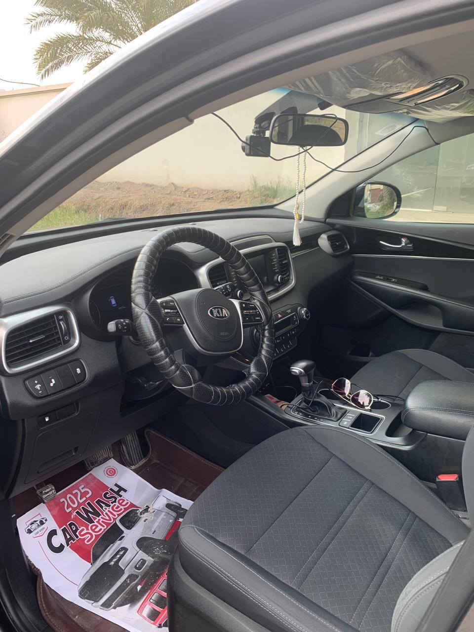 السلام عليكم
سورنتو وارد امريكي موديل 2020
محرك 6 سلندر 
ماشيه 53 الف كيلو 
بدون ايرباك 
السياره جدا جديده 
للاستفسار اكثر اتصل ع الرقم
 بيهه اربع اصابع بارد بخشم البنيد
والصبغ المسطره مال الرقم الصندون والدعاميه الخلفيه والجاملغ الخلفي
 هذا رقمي ***********
السعر ب ٢٠الف
