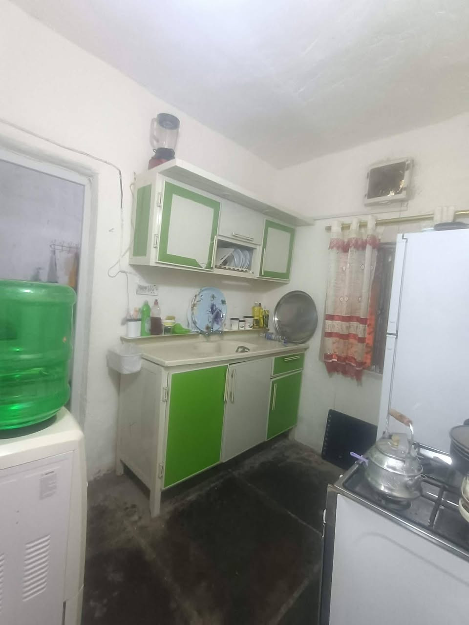 السلام عليكم. عندي هذا البيت قريب على سوك الزعفرانيه القديم يم صيدلية منئ الحلو الي يم المستشفى بي غرفه وصاله ومطبخ وصحيات وطرمه صغيره سعره ١٠ وبي مجال قليل ***********
