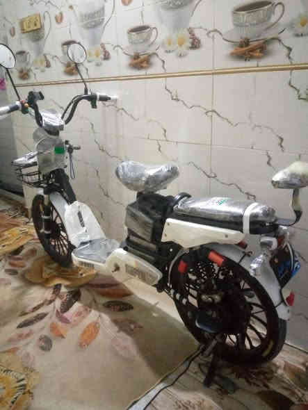 السلام عليكم دراجه شحن مستعجل علا بيعتها حجم 20 اكبر حجم بلشحن اربع بطاريات نضاف مثبت سرعه اربع نمر  سرعه 55 هورن لايت زنون عالي ناصي اشاير اماميه خلفيه شغالات كلوب خلفي امامي زنون عالي ناصي مسند خلفي زوج تايرات جدد شاحنه جديده مرايات جدد ستاند مبايل انذار سرقه كهربائيات كلها شغاله اربع دبلات خلفيه وثنين اماميات نوع غازي مسند خلفي سعرها مال مستعجل 250 وبيها مجال العنوان نجف حي العسكري ***********
