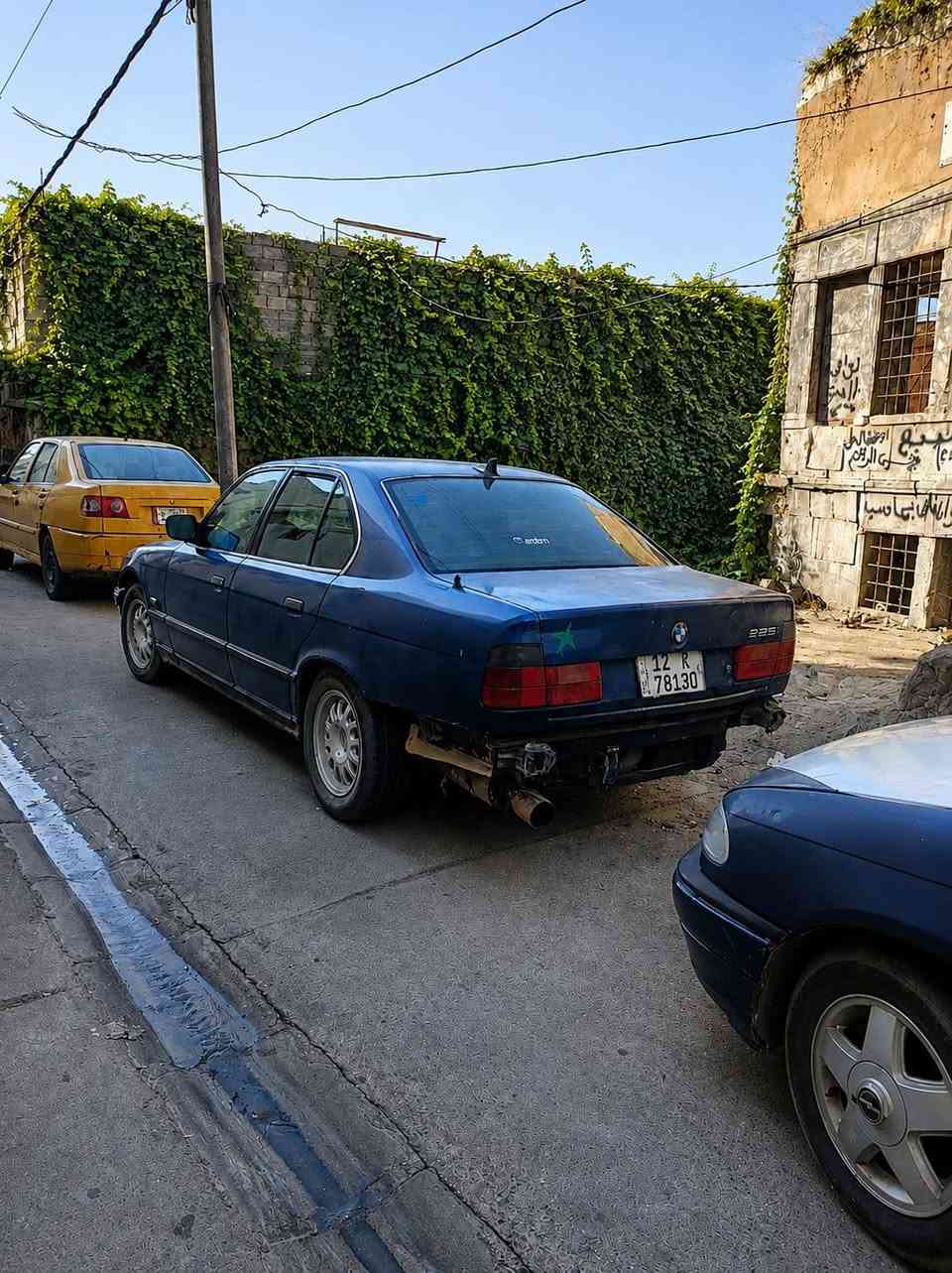 سلام عليكم لبيع مراوس هم  BWM 525 الون ازرق نيلي كشنات جلد كير  عادي مكينه دجتال السياره يردله ترتيب بيه ضربه جاملغ اليمين سياره حلوه تبريد يرادلو بواري وغاز فقط يراد تصليح الدعاميات موجوده دعاميه الوره  كاعده تحريكه فولل السعر 45 بيه مجال الموشاري له تتصل خاص موجود المكان موصل اليمن باب جديد الرقم ***********
