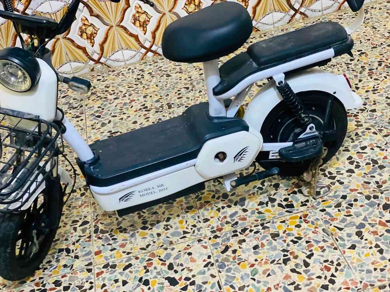سلام عليكم دراجه جديده كلش نضيفه حجم 14 موديل 2024 الدراجه تركته شهر وهبطن البطاريات الدراجه كله شغل الكهرباء من تخليه الشحن تشغل من طفيه ما تشغل لهن البطاريات هبطن السعر 110 وبيه مجال بصيط رقم الهاتف *********** مو شراي لا يتعبني الدراجه جديده جديده كلش
