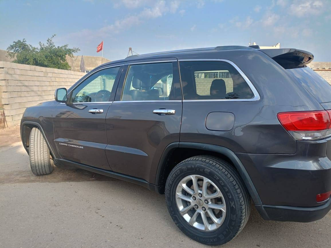 السلام عليكم
جيب كراند شيروكي limited 
موديل 2014 
سنوية 27 رقم بصرة
سويج بصمة محرك 3600
باتري جديد تاريرات جدد حداده نص 
سيارة حلوه وما ناقصها شي طك سويج وامشي وين ما يعجبك 
محرك عليه ادامه وكلشي جاهز 
السعر 145 ورقه وبيها مجال 
مكاني بصرة للتواصل 
***********
***********
