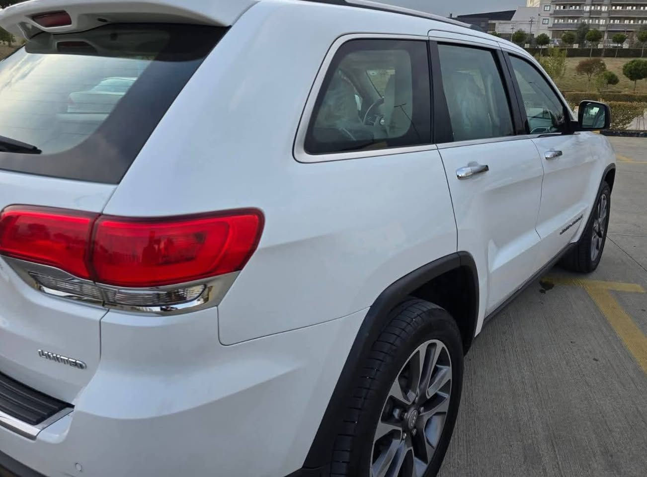 جيب گراند شيروكى 2018 وكاله شريكه هالم (خليجي )  مواصفات ليمتدد بلاص . ثلاث شاشات .
 سياره كل شرط عل وضع بلاد شريكة مكفول كفال عام  . 
** ماشى 41 كم .

🟪 السعر  :: الطلب في التعليقات ويوصلك مباشرة ✍️ 📩

1_  سكف بانوراما  
2-كشن هيتر وكشن تبريت.
3-كشن كهربا ئي وكشن مساج.
4-استيرن هيتر *- استيرن شفطاط وتحكم *- مكان قرص سيدي
5-لايد ليد + لايدزينون.
6-مرايا هيتر *-مرايه حساس .
7-ئوتوبريك *-ئوتو ترافلايت *-ئوتوستارد. تحديد سرعه
8- 10 سماعة+ ديجه ي بل سندوق بلاد شريكه  
9-تبريد مركزي *-صندوق شفط .
10-يدات نيكل +يدات بصمه .
 11- مرايه شفطاط ومرايه رادار .
12- طايرات جديد شريكه سبيرمقدس مانازل .
13- زراكات ماء مال لايتات.
14 تحديد سرعه . شغال
15دعاميه كدام ودعاميه وره بي رادار وحساسات.
16- محرك وكير شرط وضمان .
كل جسم شرط عل وضع بلاد شريكة 
ملاحض/رقم جديد هزه وسنويه  كل جديد لي حد سنة 2030.

رقم تليفون صاحب سياره.
***********
***********
