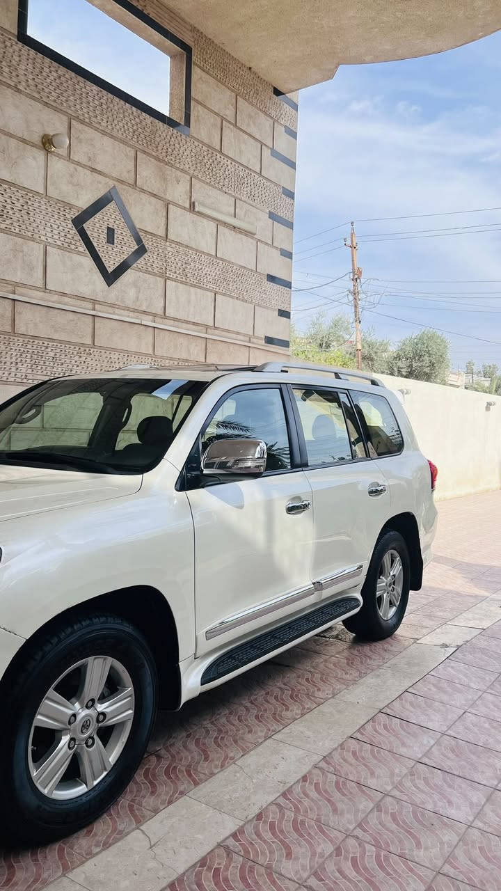 سلام عليكم ورحمة الله وبركاته.                                    لاندكروزر 2014                                                                          GXR 8V 4600.                                                                       فول موصفات للخير 
مكفوله من بادر والضربه والصبغ ماعده دعاميه إماميه تبديل والباقي كفاله تايرات جديديه صدر امامي خلفي جديد 
محرك وكير مامفتوح 
سياره تاخذه جديده 
مكاني بغداد ابي غريب 
السعر خاص 🔒
الرقم *********** وتوفر وتساب
