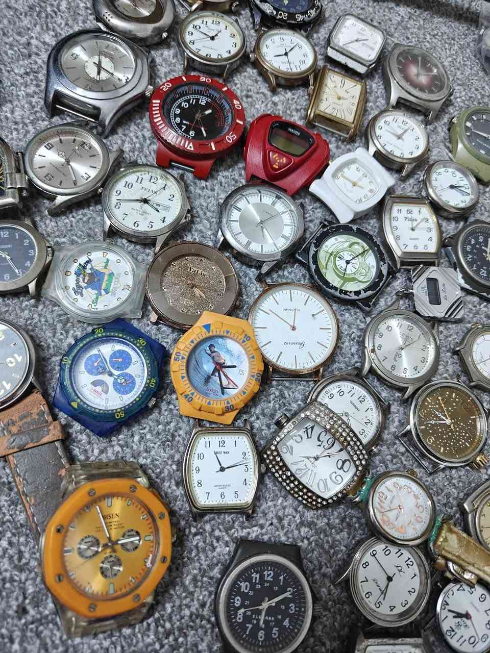 اکثر 50 ساعات رجالی نسائی بالە
سعر 120 الف کلهن 
واتساب ***********
