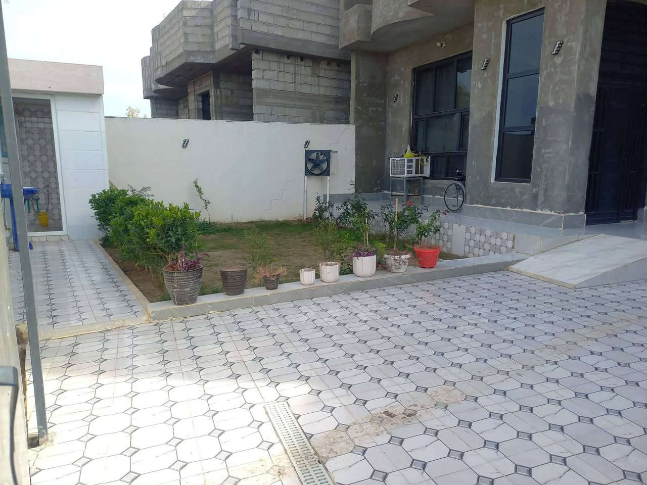 بيت طابقين للبيع منطقة العقود الشارع العام تفاصل البيت الطابق الاول يحتوي على استقبال 7في 4+هول 4في 5+مطبخ 4في 5+صاله+غرفتين نوم+حمام داخلي+صحيات عدد 2/الطابق الثاني غرفتين نوم+حمام داخلي+صاله مفتوحه/المساحه 308م البيت داخل سيراميك مع سقف ثانوي ابواب تركي درجة اولى شبابيك بلاستك الاتصال على هذا الرقم ***********
