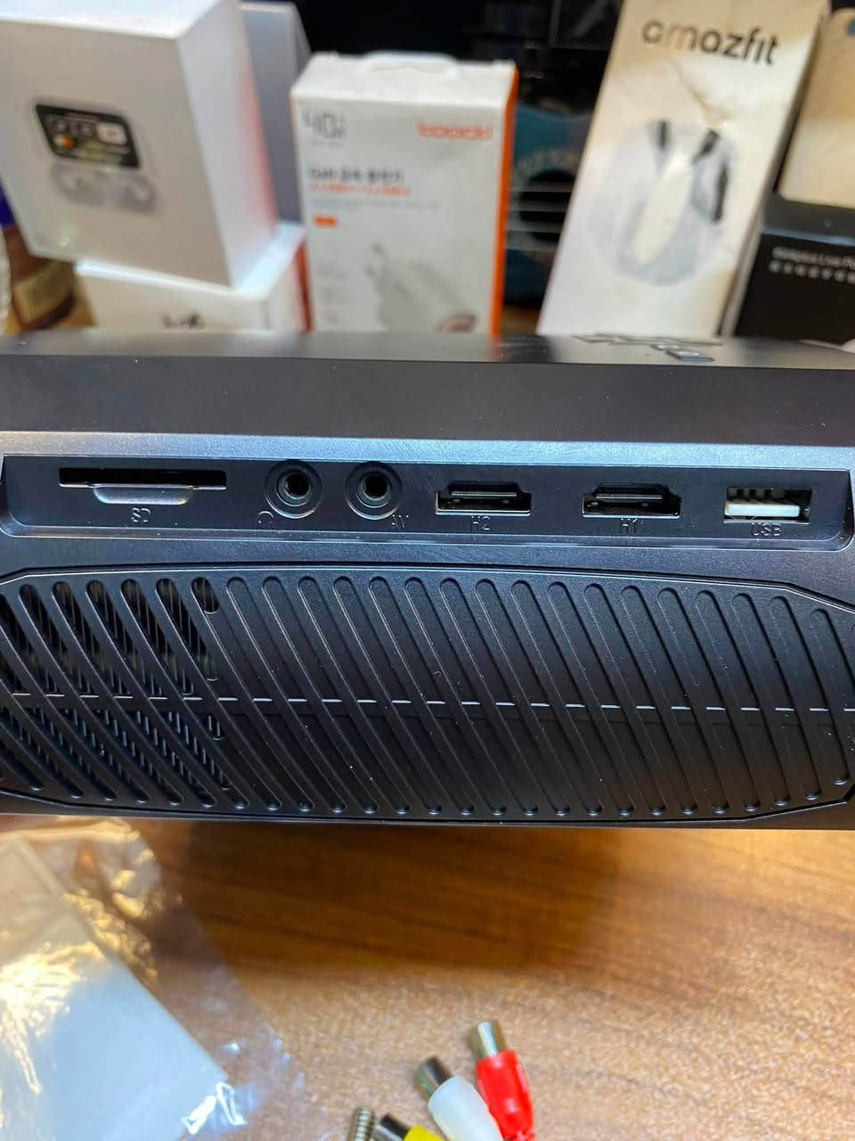 داتا شو جديد السعر 50 الف
توصيل كل محافضات 5 الاف 

WEWATCH V50 Full HD 1080P Projector.
أبرز مواصفات الجهاز ومميزاته الرئيسية:
الدقة الفائقة: دقة عرض أصلية 1920 × 1080 بكسل (Full HD) مع دعم تشغيل مصادر بدقة 4K.

السطوع والإضاءة: يحتوي على لمبة LED بقوة سطوع تبلغ 230 ANSI لومن وتدوم حتى 40,000 ساعة تشغيل.

حجم الشاشة: يدعم إسقاط شاشة عرض ضخمة تتراوح مقاساتها بين 36 إلى 200 بوصة حسب مسافة البعد عن الجدار.

الاتصال اللاسلكي: مجهز بتقنية الواي فاي ثنائي النطاق (2.4G/5G WiFi) لمشاركة الشاشة لاسلكياً، بالإضافة إلى تقنية Bluetooth 5.1 لتوصيل السماعات الخارجية.

المنافذ المتاحة: يحتوي على منافذ متنوعة تشمل 2x HDMI، ومنفذ USB، وAV، وVGA، ومدخل بطاقة ذاكرة SD، ومخرج سماعات 3.5 ملم.


**إذا كنت صاحب هذا الإعلان وتريد حذفه لأي سبب، رجاءا أرسل رسالة إلى الدعم الفني**