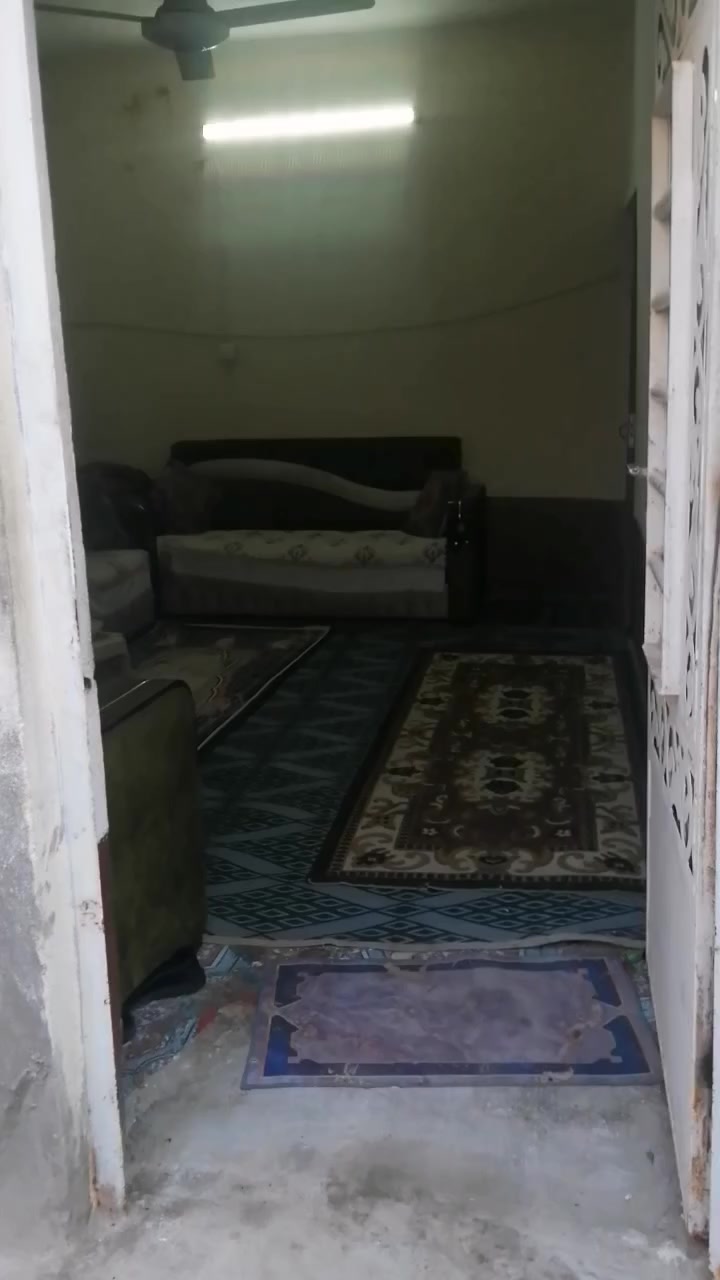 ,, السلام عليكم بيت للبيع المساحة ١٠٠متر الواجهة ٥ والنزال ٢٠ يحتوي على إستقبال غرفة النوم صاله مع صحبات السعر ١٥ مليون وبي مجال *********** المحمودية حي السيدة زينب
