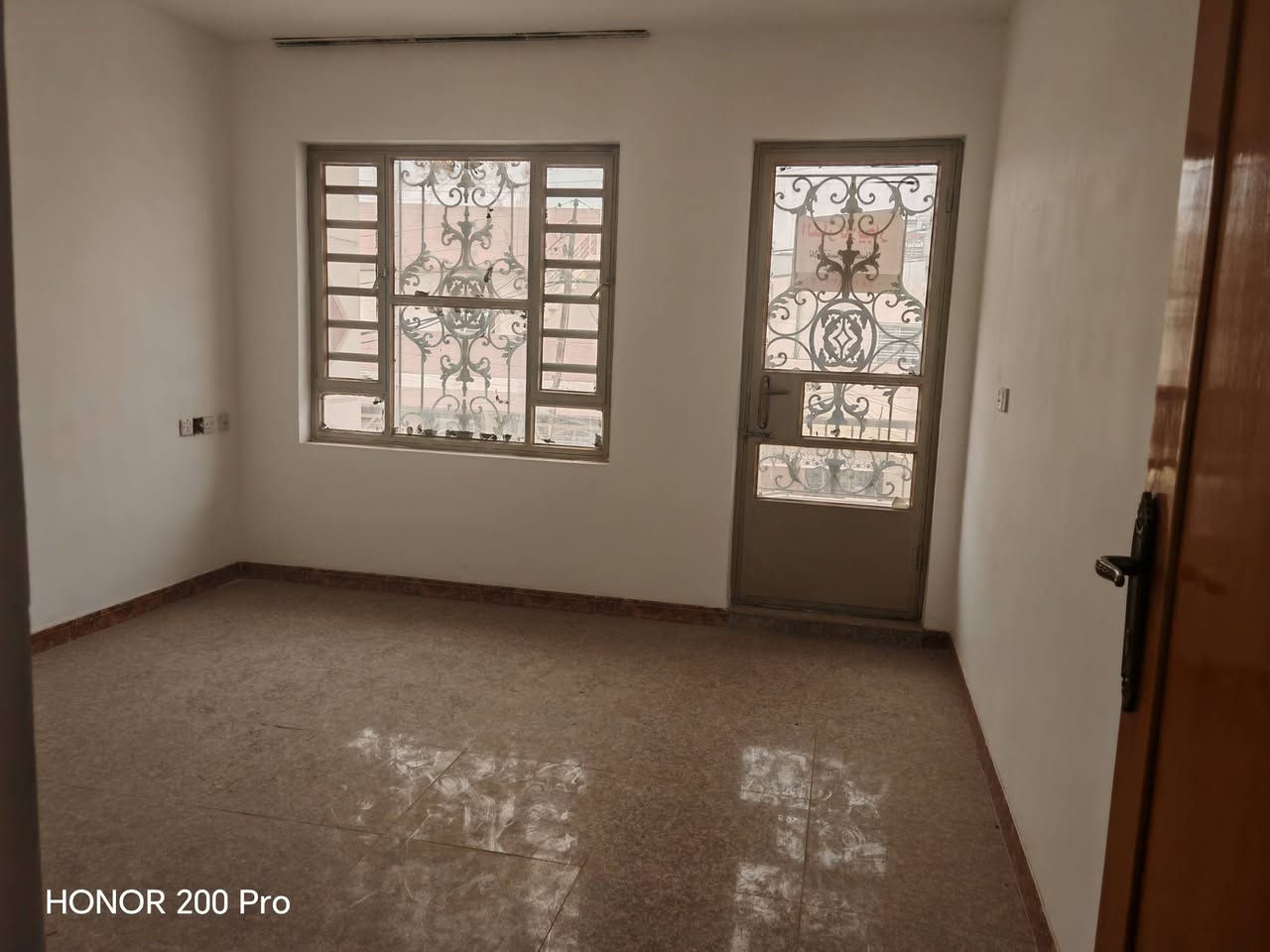 سلام عليكم يوجد بيت للايجار المساحه ١٠٠م في منطقه المنصور الداوودي يحتوي على صاله كبيره ومطبخ وصحيات وغرفه نوم والطابق الاول عل غرفتين نوم وصحيات وسطح شارع عريض منطقه هادئه للاستفسار الاتصال على الرقم *********** او *********** مكتب اليقين للعقارات بغداد
