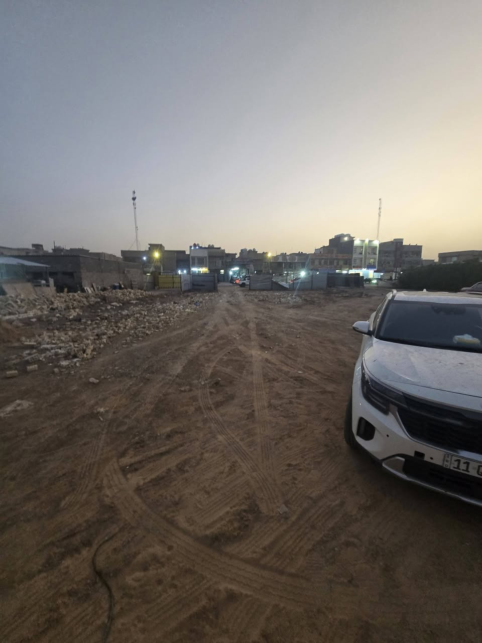 اللهم صل على محمد وآل محمد قطعه البيع بلديات غريبه على سوك الميت تجاريه على الشارع العام ٢٠٠ متر وتشجير ٦٠٠ متر السعر ٣١٥ وبيه مجال الي يحب يتصل على الرقم ***********
