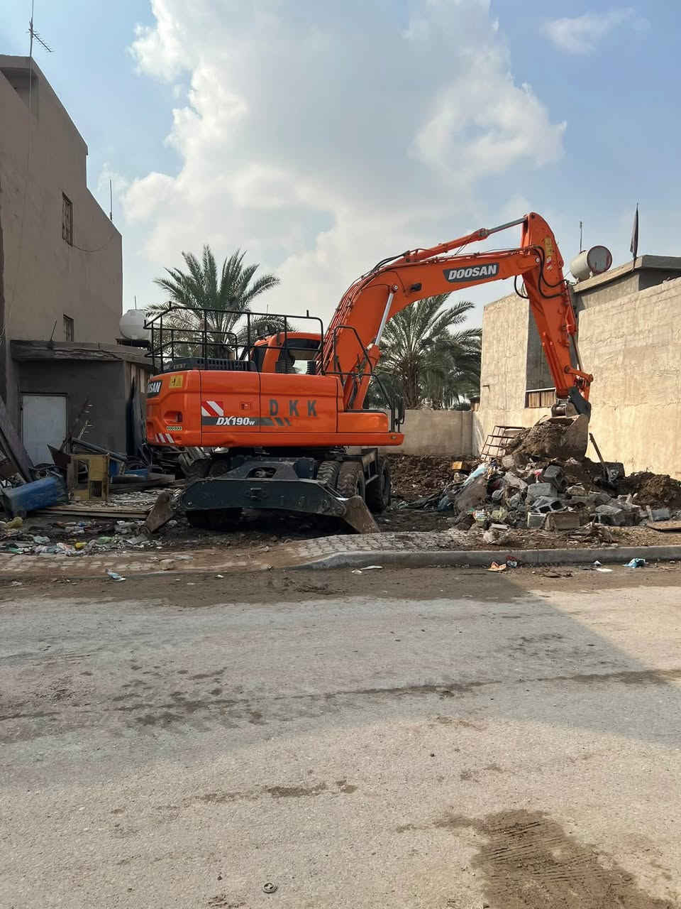 حفاره توسان حجم 190 للبيع السعر ست شدات وبيهه مجال ما أتواجد عل الفيس  رقم الهاتف***********
