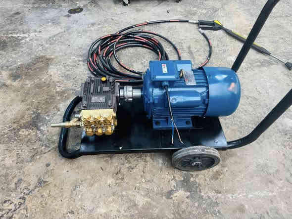 مضخة ايطالية 200 بار 
ماطور سنكل 5.5 حصان
مستعمل نظيف  جدا  
صوندة مسلح 15 متر + مسدس 
ضغط عالي كفالة عامة من كلشي 
السعر 625 الف 
مكاني بغداد 
***********
