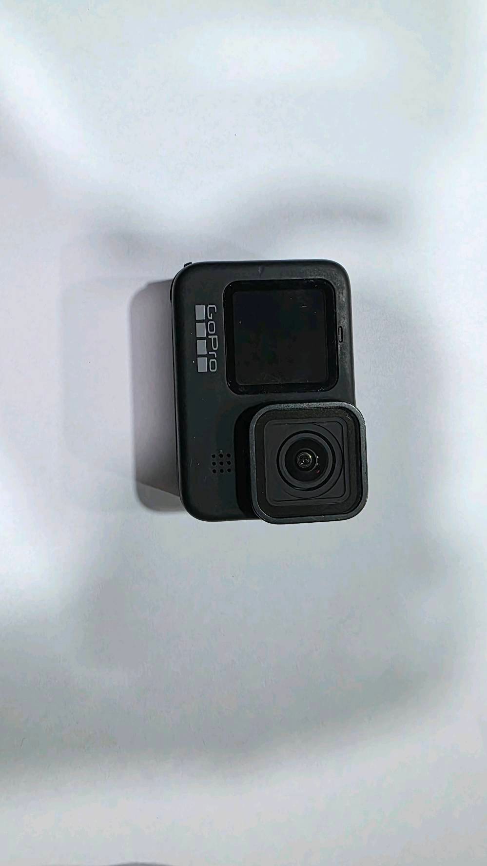 كاميرا الأكشن والمغامرات الاحترافية GoPro Hero 9 Black  

للبيع كاميرا GoPro Hero 9 Black الأصلية بحالة ممتازة ونظيفة جداً. الكاميرا المثالية لصناع المحتوى، الفلوغرز (Vloggers)، توثيق الرحلات، والرياضات المائية والبرية بفضل ثباتها الأسطوري ودقتها العالية.

أبرز مواصفات ومميزات الكاميرا:
​دقة الفيديو الفائقة: تصوير فيديو بدقة 5K تفصيلية وخرافية، بالإضافة إلى 4K بسرعة 60 إطار في الثانية للقطات السلو موشن الناعمة.
​دقة الصور: التقاط صور ثابتة بدقة 20 ميجابكسل مع ميزة SuperPhoto لمعالجة الصور بذكاء.
​الشاشة الأمامية الملونة: مزودة بشاشة أمامية حية (Front Display) لتسهيل ضبط الكادر ورؤية نفسك أثناء تصوير الفلوغات، بالإضافة إلى الشاشة الخلفية الكبيرة التي تعمل باللمس.
​ثبات أسطوري (HyperSmooth 3.0): ميزة مانع الاهتزاز الأكثر قوة، تمنحك ثباتاً يشبه استخدام المانع الاهتزاز الفعلي (Gimbal) حتى في أصعب الظروف والحركات، مع ميزة التوجيه التلقائي للأفق (Horizon Leveling).
​ميزة TimeWarp 3.0: لتصوير لقطات التايم لابس المتحركة والسينمائية بشكل احترافي مع إمكانية إبطاء الصوت والصورة بضغطة زر.