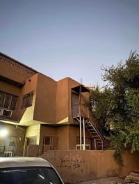 نصف دار للبيع المساحة 111 متر بناء قديم مساحة الدار الكلية 222 العنوان...