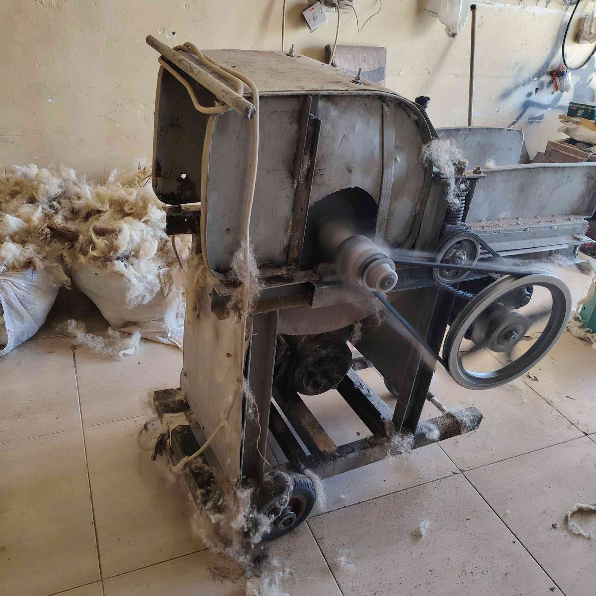 سلام عليكم مكينه ندافه للبيع تندف صوف ديباج قطن سعر 700 بهه مجال  مكان كركوك رقم ال هاتف ***********
