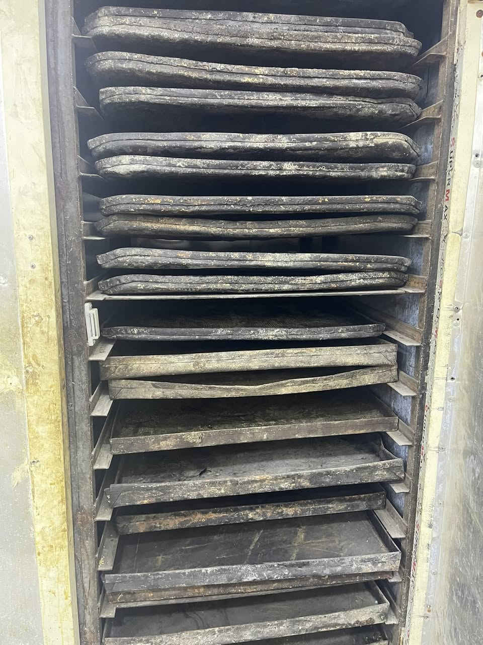 يوجود طاوليات صمون كهربائي عدد 36 عنوان الرمادي للبيع استفسار على رقم ***********
