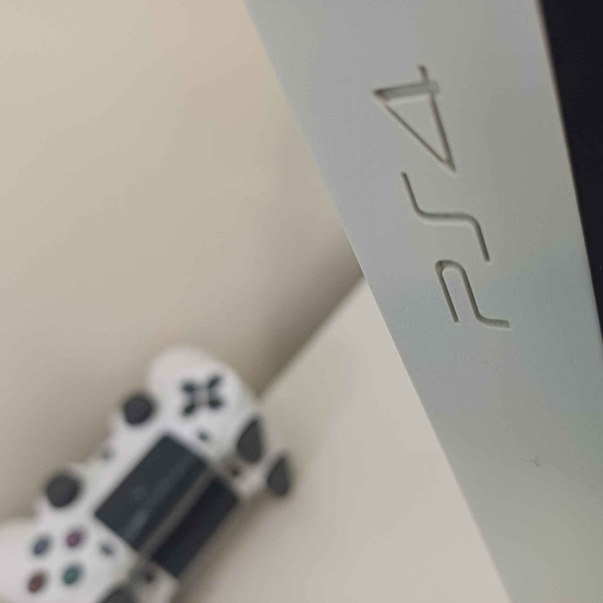 بلي ٤ مهكر بالة ( غير مستخدم ) 
  : نضافة مفولة مثل ماموجود بالصور 
ذاكرة : ٥٠٠ كـيكا . 
جوستكات ٢ : ( درجة اولى مع الضمان الحقيقي)
ملحقات كيبل كهرباء وشحن وكيبل HDMI 
الجهاز متروس العاب حديثة وقوية 
السعر : 245 الف 
مكاني بغداد الحرية الاولى ( توصيل متوفر )
*********** واتساب او اتصال بغداد, العراق
