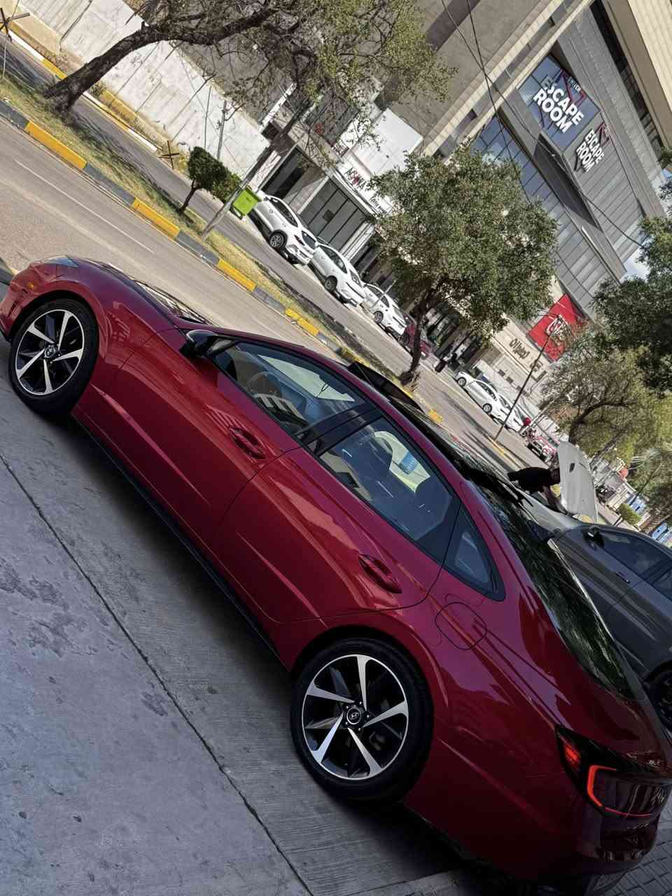 سوناتا موديل ٢٠٢٢ جديده اخت الكلين
بانوراما. 
كشنات جلد ومخمل وخيط احمر
كامره دواره 
بصمه تشغيل عن بعد 
رادار امامي وخلفي وجانبي
ويل ١٩
تحديد مسار 
تشغيل عند بعد 
سستم سماعات بوس
تخم تاير جديد 
شاشة جبيرة 
الدشبول الكتروني 
وبعد هوايه مواصفات 
رقم بغداد الجديد 
بيه فقط طخه اباب الصدر ومبدله بنفس الون يعني السياره بدون صبغ وواضحه بالصور 
السيارة باسمي وجديدة بدون اي نقص 
السعر١٨٥٠٠ ورقة وبيها مجال بسيط 
كراده شارع ٦٢
***********
***********

