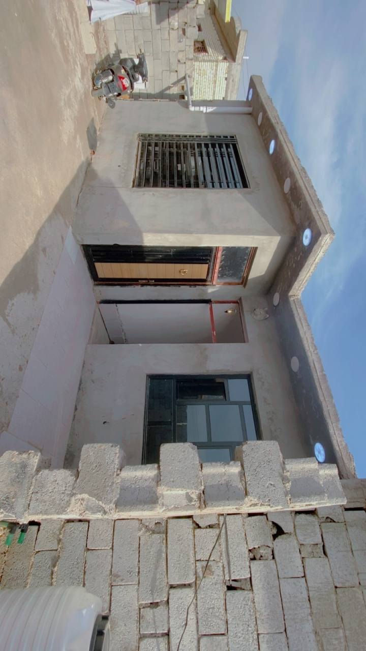 سلام عليكم نصف دونم للببع واجها ٨ امتار بل بدايه بيها بدكونيا نوب من طب صير واجها ٢٥ نزال ٤٠ بيها ٣ بيوت
بيت الأول مساحته ٣٠٠ متر بي ٤ غرف نوم كل غرفه قياسها ٤×٤  موزع صاله استقبال قياس 10×4 مطبخ 4×3ونص مطبخ حار حمامات خارجيه حمامات داخليه
كامل هيكل كامل كهرباء مجاري مي كامله باقي بس ابياظ كاشي بس بيت ثاني ١٤٥ متر غرفتين قياس ٥×٤ ثانيه ٤×٤
صاله ٧ونص ×٥ حمام صحيات مطبخ 4×4 كامل  استقبال قياس 5×5 ناقصه بس بياض الاستقبال بيت ثالث كامل غرف قياس ٤×٥ونص ثانيه قياس ٣،٥×٥،٥
صاله قياس ٧×٦ مطبخ حار صحيات حمام مطبخ بارد استقبال قياس 5.5×5
سعر (175)مليون بي مجال بصيط
عنوان بغداد النهروان مقابل حسينية الإمام صادق مجاور أسواق القمه الكاع خط اول 
بيوت مال عايله كاملات عندك مكان حديقه بيها ٣٠٠ متر للحديقه اسف على الطاله للتوضيح للستفسار اتصل ***********
