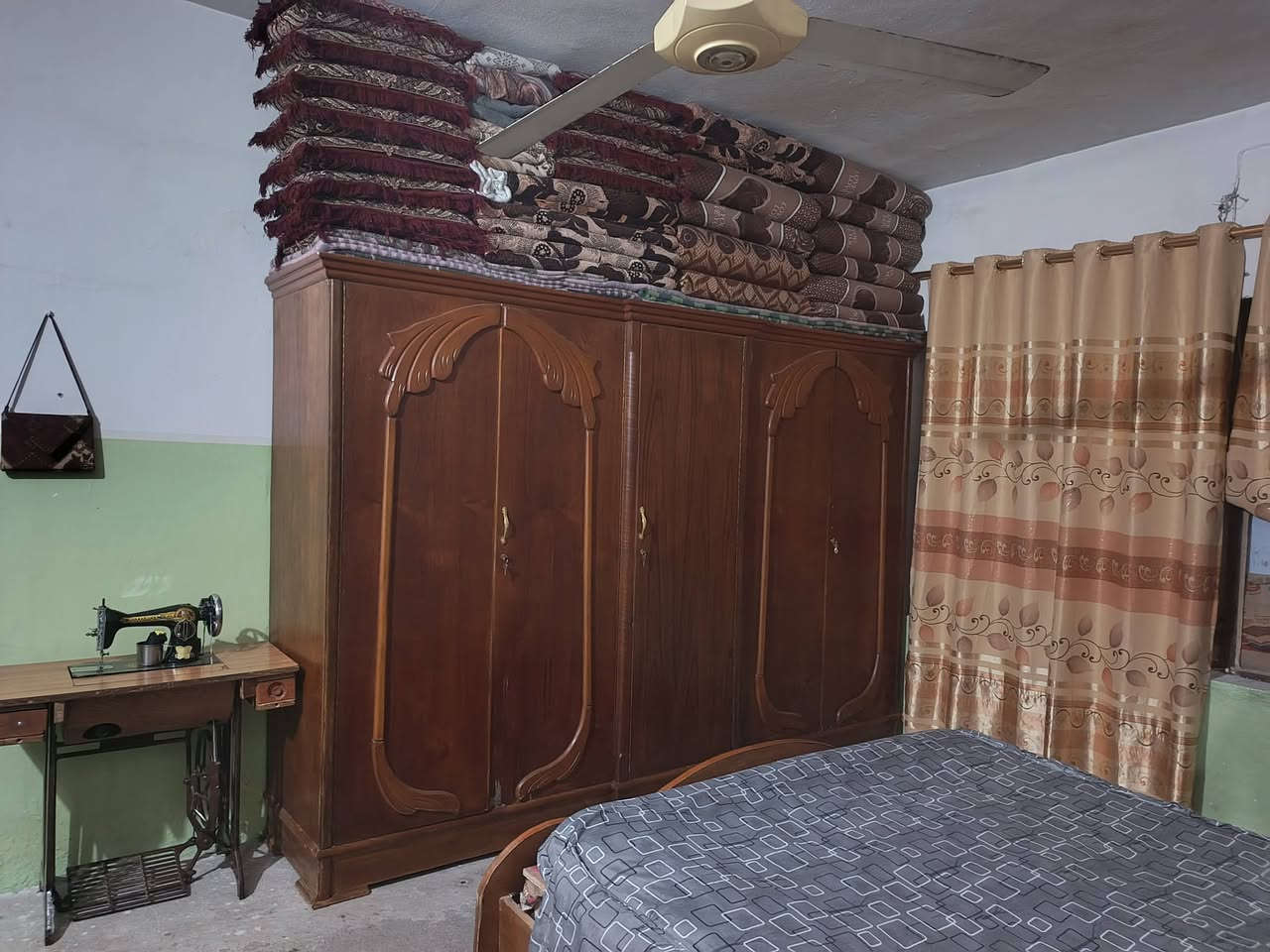 غرفه نوم خشب صاج 
مستعمله قليل 
5ابواب 
تختت حجم كبير ملحق عالي 
زاوية حجم كبير 
المراه كبيرة
كامله تتفلش وتتركب حل وشد
عنوان الايسر حي عدن
السعر. 590الف بيها مجال حك الجية 
التواصل خاص


**إذا كنت صاحب هذا الإعلان وتريد حذفه لأي سبب، رجاءا أرسل رسالة إلى الدعم الفني**