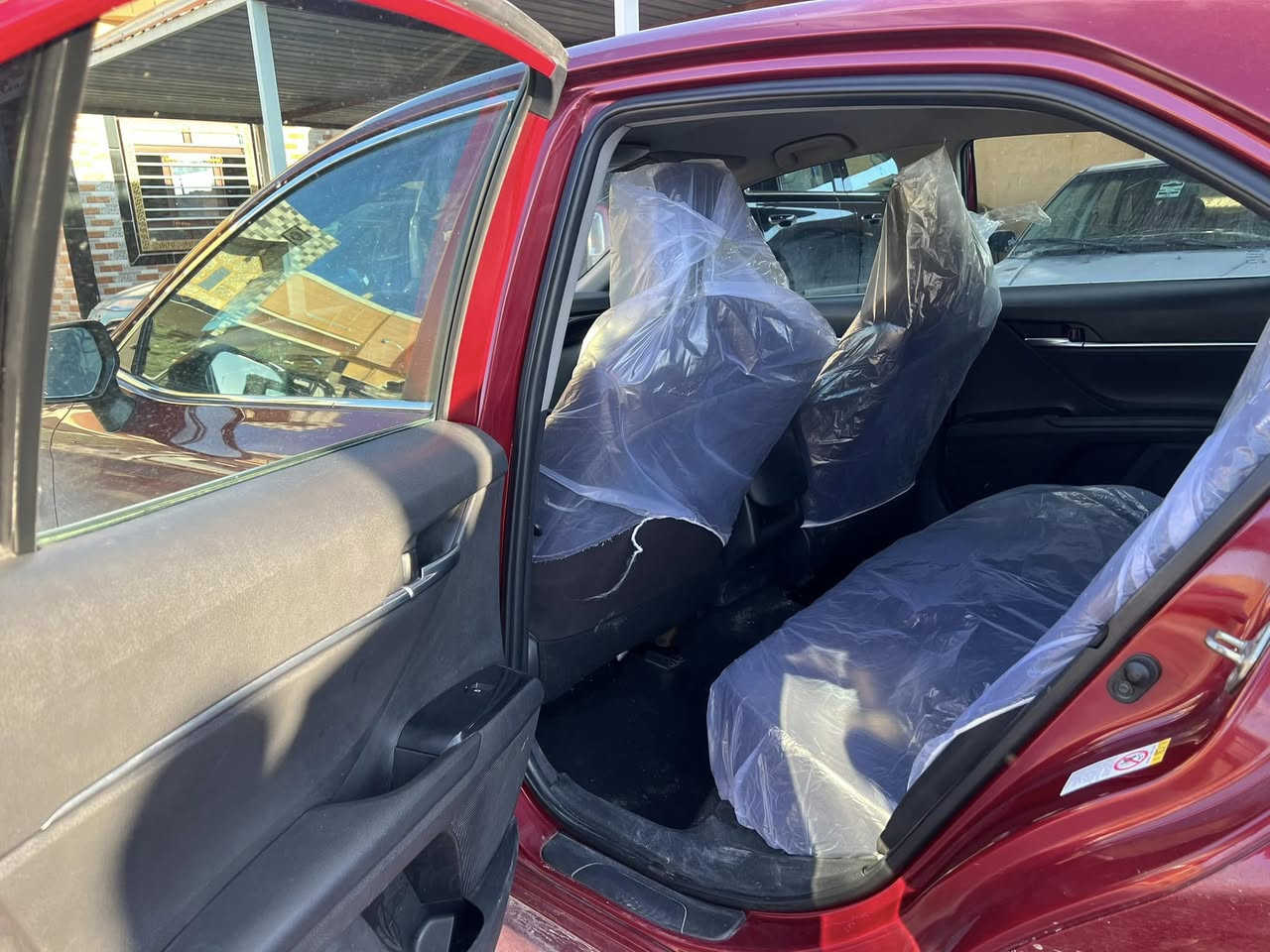 سلام عليكم 
كامري للبيع
موديل 2019 
كير ومحرك شرط 
تواير وصدر جدد
السعر 170 وبيها مجال للطيبين 
الرقم ***********
