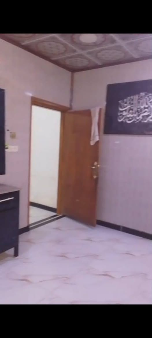 بيت للبيع  100 متر (5×20) طابو زراعي سند 25 حق تصرف مشمول بالتطويب ومرقم من البلدية شارع عريض وجيران درة 
اساسه كونكريت وسقف عگادة البناء بلوك درجة اولى 
يحتوي على غرفة 5×4.5 متر وصالة 3×5 متر وحمام ومنور ومطبخ 4.5×3 متر وتواليت خارجي وطارمة كبيرة 
المطبخ والحمام جدار ثانوي والبيت كله ارضية بورسلين وسقف ثانوي فقط الغرفة بدون سقف ثانوي
البيت بحالة جدا ممتازة والكهرباء والماء عمل درجة اولى خط مولدة و وطني 
المنطقة تخطيط هندسي موقعه قريب يحسب على الرضوية 1  قريب على شارع الحولي عمود ١٧ 
الشراي يتصل
 *********** النجف, العراق
