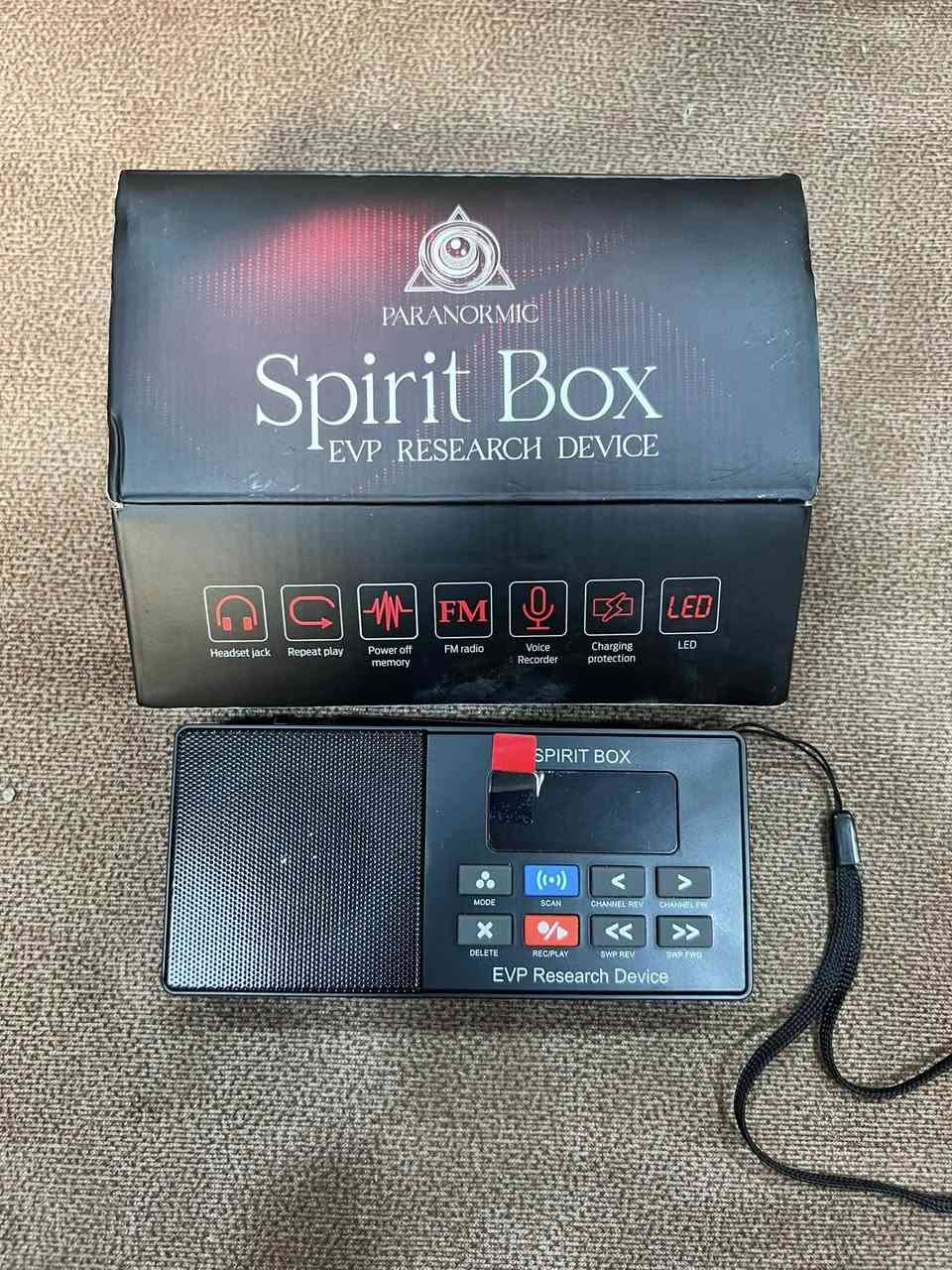 هذا الجهاز هو صندوق الأرواح (Paranormic Spirit Box)، وهو عبارة عن جهاز مخصص لأبحاث ظاهرة الصوت الإلكتروني (EVP) وصيد الأشباح. يعمل عن طريق المسح السريع والمنظم للترددات الإذاعية (AM/FM) لإنشاء ضوضاء بيضاء، والتي يُعتقد في هذا المجال التجريبي أن الكيانات يمكنها التلاعب بها لإصدار أصوات أو كلمات واضحة.أهم مواصفات ومميزات الجهازماسح الترددات السريع: يدعم المسح التلقائي والعكسي لترددات FM و AM دون فجوات صوتية.تسجيل مدمج (EVP Recorder): يسجل الصوت مباشرة بصيغة MP3 على بطاقة microSD المرفقة (تأتي عادةً بسعة 32 جيجابايت) لمراجعة الجلسات لاحقاً.البطارية والاتصال: يعمل ببطارية قابلة للشحن تدوم من 6 إلى 10 ساعات، ويحتوي على منفذ AUX، مخرج لسماعات الرأس، ودعم للبلوتوث لاستخدامه كمكبر صوت.تصميم ليلي: مزود بشاشة رقمية مضيئة وأزرار سيليكون سهلة الاستخدام في الظلام، بالإضافة إلى مصباح يدوي مدمج.
السعر 30 الف


**إذا كنت صاحب هذا الإعلان وتريد حذفه لأي سبب، رجاءا أرسل رسالة إلى الدعم الفني**