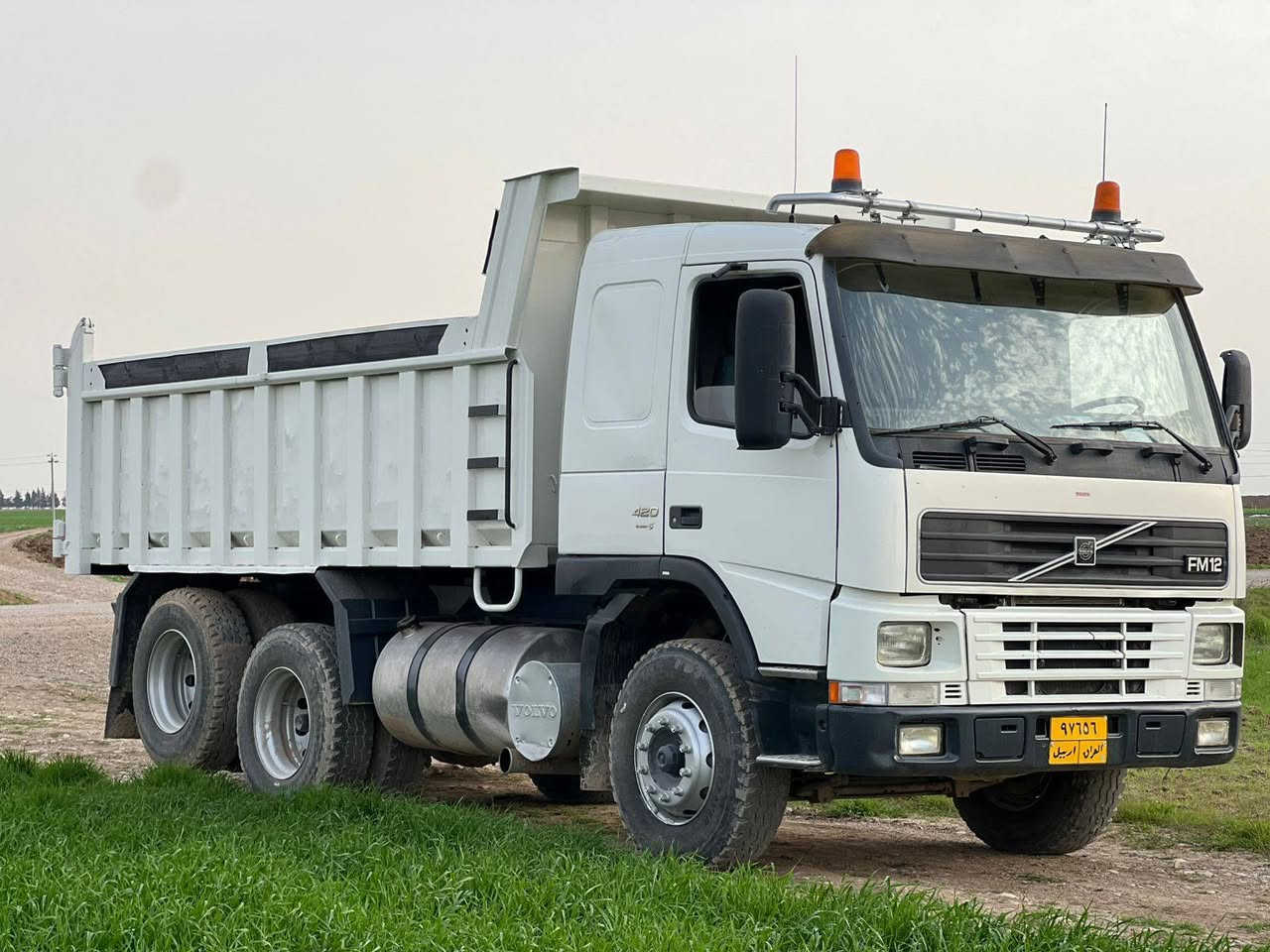 🚛 قلاب فولفو (Volvo) للبيع
الموديل: 2002
 الرقم: أربيل (تحويل مباشر)
 المحرك: 420
 الجير: 3*3
 الأكسل: بشرط
 الأنشاسي: طويل، سحل جوب، إسكاني بلادي
 المميزات الإضافية: حصة كاز شغال 100%
ملاحظة للمشتري: السيارة جاهزة للشغل والتحويل مباشر بدون أي معوقات
للتواصل و الاستفسار***********
***********
سعر(250)
