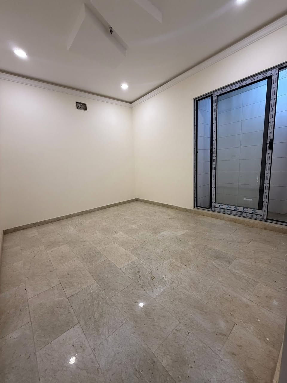 :
مشتمل للبيع – حي البنوك

▪️ المساحة: 90 م²

▪️ الواجهة: 6.5 م

▪️ النزال: 14 م

المواصفات:

 • 3 غرف نوم نظام سويت

 • منور

 • خدمات صحية

 • مدخلين

 • استقبال + مطبخ

 • واجهة مرمر

 • أرضيات مرمر

 • سنة البناء: 2025

 • زيرو – غير مسكون

📍 الموقع:

البنوك – خلف الميثاق – شارع باريس

📞 للاستفسار:

مراجعة شركة الأقمار

البنوك – شارع الكنيسة – مقابل حلويات تمتوعه

أو الاتصال: ***********

📲 متوفر واتساب
