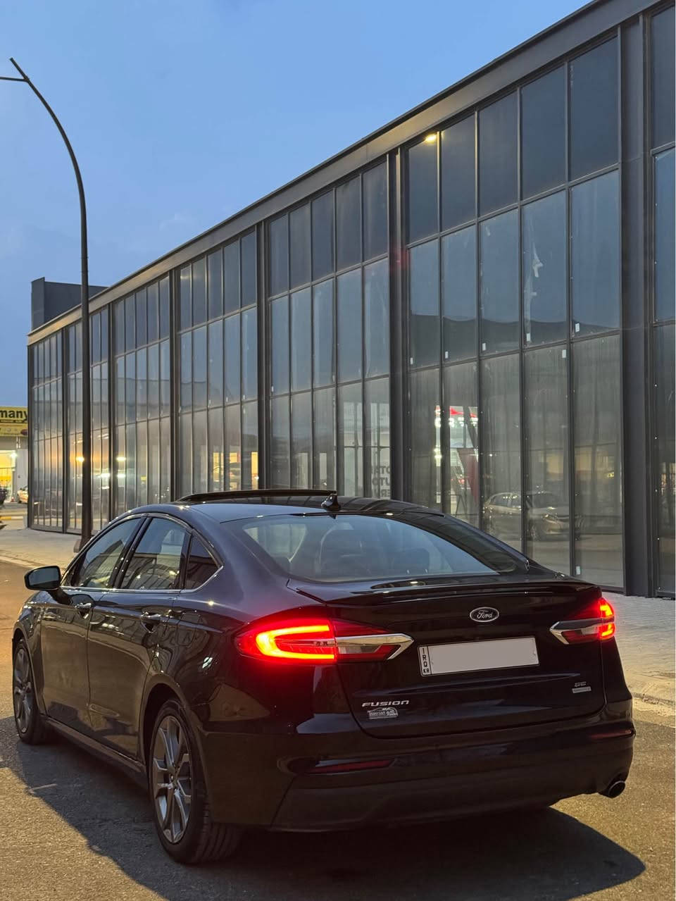 🚘 Ford Fusion 2019 (SE+) | 1.5T

فۆرد فیوشن ٢٠١٩ – SE+ فوول مواسەفات

سەیارەکە نموونەیە لە جوانی و پاکی، ماشاءالله
هەیکەلی وەک خۆی ماوەتەوە، بێ نووقسانی

📌 بۆیاخ:
 • دەرگای پشتی سەکن
 • چەملغی سایەق بێ ناوگرتن
 • بێ ئێرباگ، پێش و پشتی کەپسە

⚙️ مواسەفات:
 • سڵایت
 • بەسمە
 • سێ شاشە + شاشەی گەورە
 • کوشن جلد و شاموا
 • ڕاداری کامل
 • ڕاداری پێش و دواوە
 • ئاوێنە شەفت، هیتەر و کارەبای
 • تەحدید سورعە
 • ناو کرێمی
 • ئۆتۆ ستۆپ
 • لایتی پێش LED + عەدەسە و زینۆن
 • لایتی دواوە LED کامل
 • لایت ئۆتۆ
 • فوڵچەی جام ئۆتۆ
 • برێک بەسمە و کارەبای
 • کۆدی دەرگا
 • سێ گێڕ: (عادی، لە سووکان، ئۆتۆماتیک)
 • زۆر مواسەفاتی تر…

🛠️ دۆخی سەیارە:
 • کامل سێرڤس کراوە
 • هیچ نووقسانێکی نییە
 • چوار تایەی تازەی لە ژێرە

📄 تۆمار و شوێن:
 • ڕەقەم: هەولێر
 • ڕەقەم و سەنەوی تازە
 • تەحویل و غرامە بە شەرت
 • ناونیشان: سلێمانی

📞 ژمارەی پەیوەندی:
0773 836 3591
0750 152 7025 السليمانية, العراق
