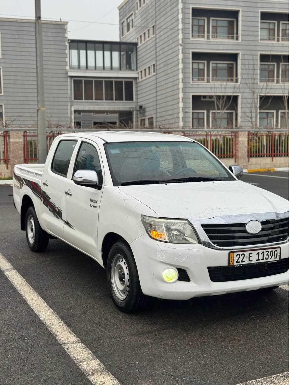 بە ناوی خوای گەورەو مهیررەبان 
تۆیۆتاهایلۆکس ٢٠١٣ پارچەرەش لەسەر ساخی  هەمو گیانی بە شەرت ٤ تایەی لۆکی لە ژێرە ڕۆنی تازە گۆراوە پێشو پشتی تازە توند کراوەتەوە.  سەنەوی نوێێە تا کۆتای ٢٠٢٨ گێرو مەکینە بە شەرت نەکراوتەوە سەیارەی مەحرەز نیە هی مالی خۆمەو بە ناو خۆمەویە.هیچ مەسرەفێکی تیدا نیە           تەنها     ٢٠٠ کم هەزار ڕۆشتوە
0772 117 0580  watsup رانية, السليمانية
