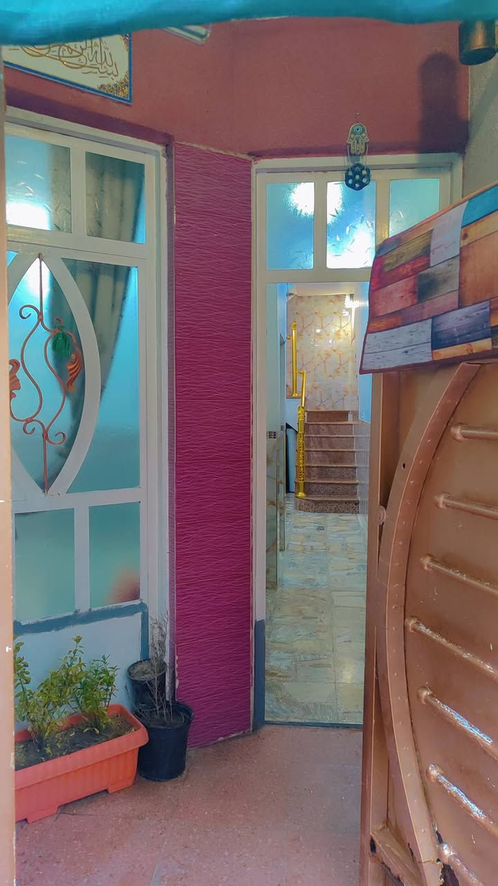 بيت للبيع مساحة 50 متر 5*10 الدار بناء حديث نظيف جدا وجاهز للسكن طابقين استقبال + مطبخ +غرفتين نوم + حمام وصحيات عدد 2  .... السعر ٦٨ مليون قابل للتفاوض للاتصال ***********.
