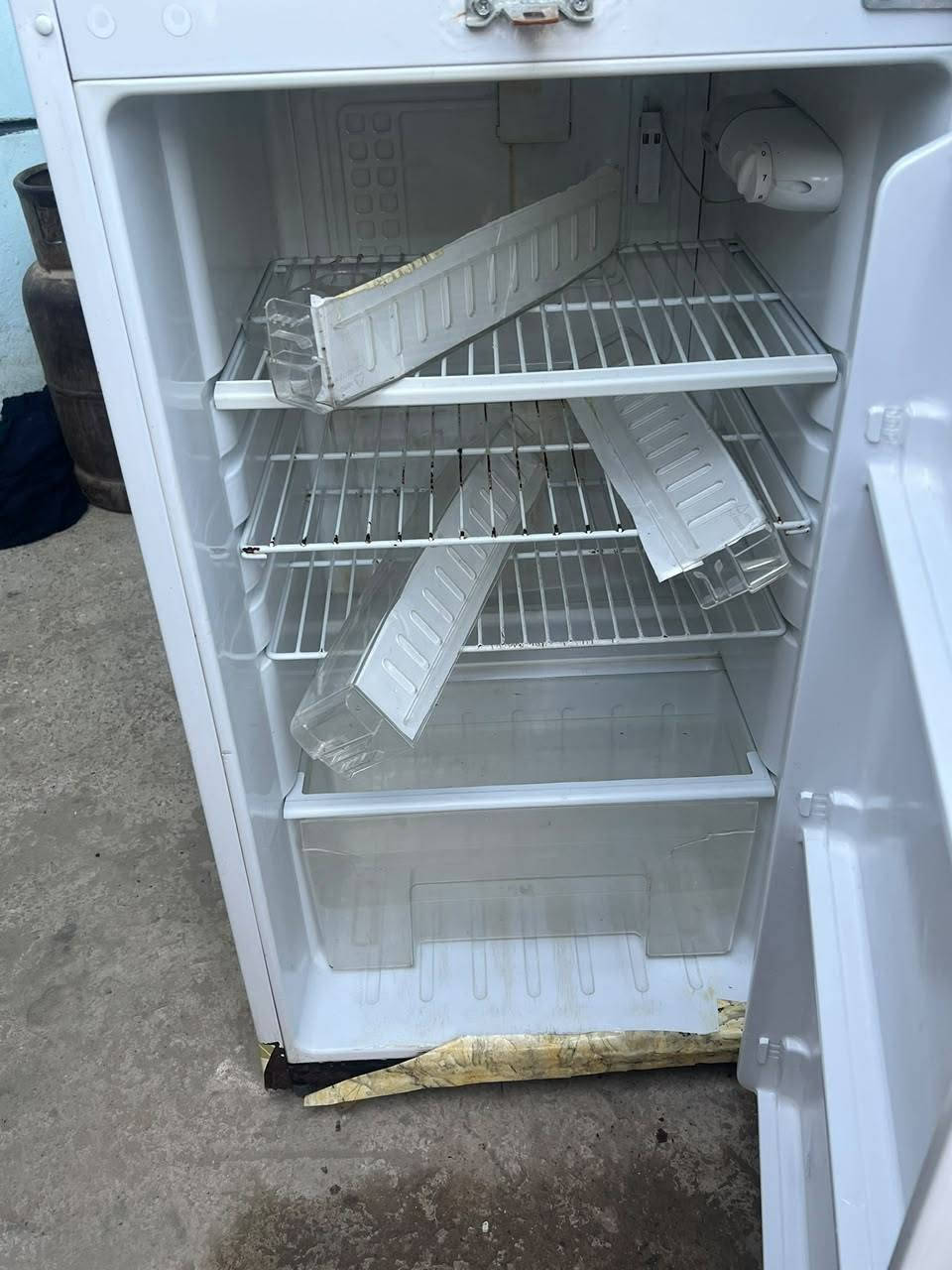 ثلاجه شغاله بس بيه خياس من جوه و الفريز بس زرف صغير وسبلت شغال بس تتفئه وتبريد مابيه بس موطور *********** سعر تصل علرقم أو خاص
