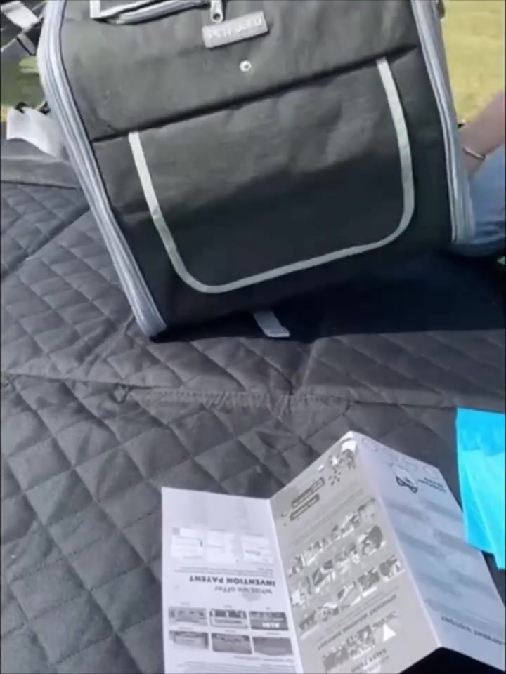 🎒 جنطة السفر الملكية للحيوانات الأليفة (البراند الأصلي PETFULED) 👑🐕🐈
😉👇
​جايبين الكم اليوم لقطة الموسم.. جنطة ظهر (حقيبة سفر) من البراند العالمي المعروف PETFULED 🌍🔥 مو من هذا التجاري بسرعة تتلف وتخرب الرخيص  المتطشر بالسوق!
 👈هاي قطعة ثكيلة وخامتها متينة وتبيض الوجه وتتحمل كد وشغل. 🛡️💪
​🌟 ليش هاي الجنطة تختلف عن كل الموجود بالسوق؟
​تصميم ذكي (دبل توسعة): ⛺ الجنطة مو بس تشيلها على ظهرك! من تقعد بمكان أو بالسيارة، تنفتح من الخلف وتتحول إلى خيمة/قفص واسع ومريح ومضاعف المساحة حتى حيوانك الأليف ياخذ راحته وما يضوج.
​راحة ومواصفات طبية: 😾 الظهر والأكتاف مبطنة بأسفنج طبي ومريح جداً وياها مشابك تثبيت للصدر حتى ما تتعبك بالمشي والدرب.وتكد تثبتها على بايسكل دراجة امامك تربطها تثبتها بيها حمالات تثبت خاصة 
✅صناعة ​قطن وفرو داخلي دافي: 🐾 وياها قاعدة داخلية مبطنة بفرو ناعم ودافي (منقش ونظيف) قابلة للإزالة والغسل بسهولة.
✅​تهوية فول (360 درجة): 🌬️ الشبك مالتها من النوع المتين المقاوم للخدش والمخالب (Anti-scratch)، 
يعني 🐈‍⬛🐿🦆حيوانك يتنفس براحته وأنت مطمن.
✅​أمان عالي: 🔒 السحابات مزدوجة وأصلية وبقفل أمان مستحيل الحيوان يقدر يفتحها من الداخل وينهزم.
👈​📐 التفاصيل الفنية:
​البراند: PETFULED (أصلي 100% مع الشعار المعدني).
 نخب أول (تصدير مواصفات عالمية).
​الحجم: تشيل وتتحمل بكل راحة لحد وزن 8 إلى 10 كغم.
​💰 السعر 35 الف توصيل مجاني لباب بيتك لجميع المحافظات


**إذا كنت صاحب هذا الإعلان وتريد حذفه لأي سبب، رجاءا أرسل رسالة إلى الدعم الفني**