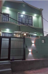 بيت طابقين • ١٠٠م • بين الهنيديه والجاير