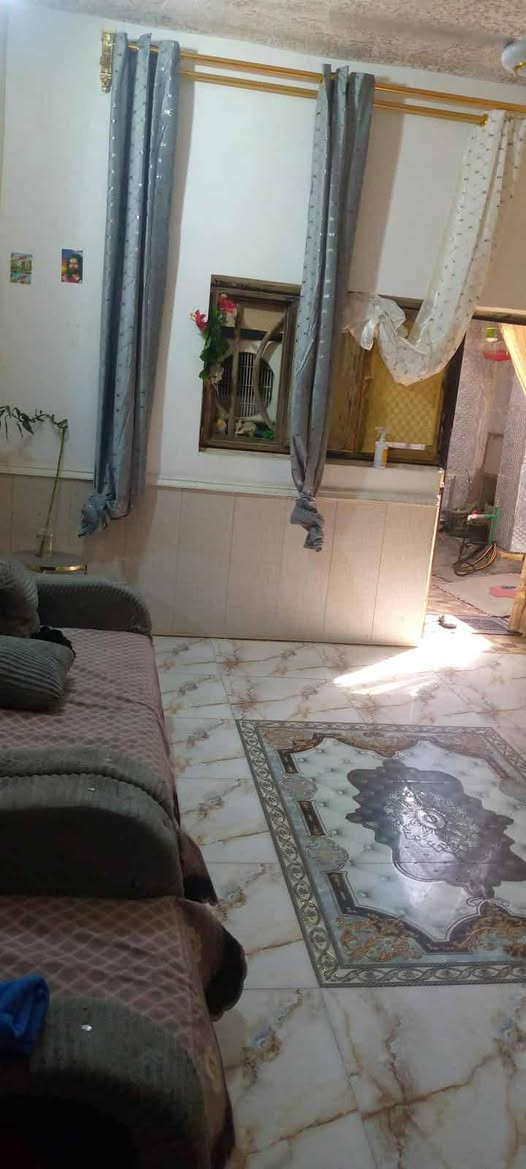 بيت ركن للبيع مساحه ١٥٥م يتكون من غرفتين وصاله ومطبخ واستقبال ومنور قرب حي الحضاره اسواق الجود منطقة ال ابو جاسم هذا رقم ***********
