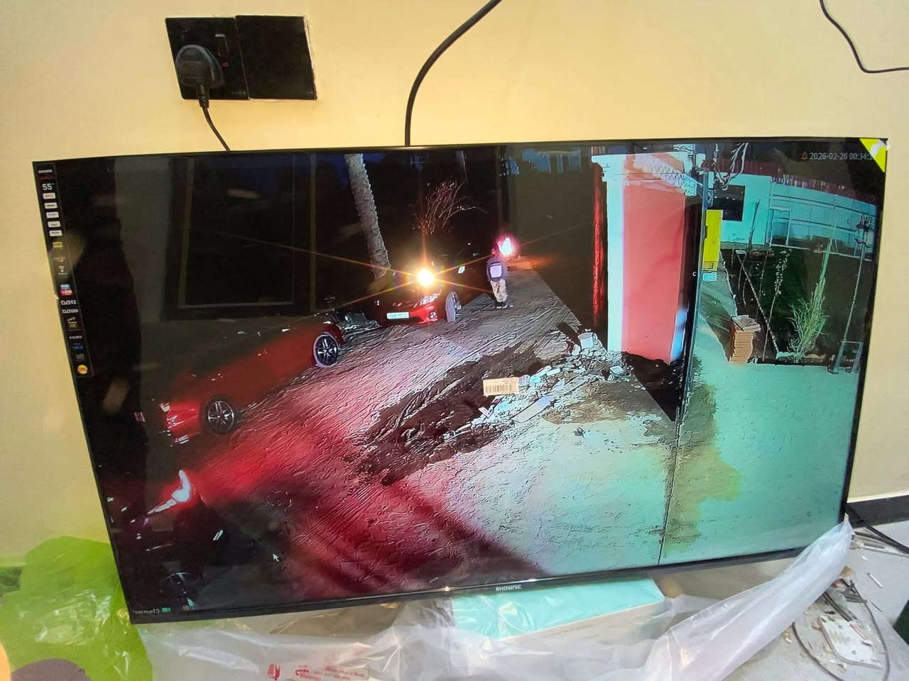 سكيورتي سنتر لكاميرات المراقبه العالم بعين واحده تراقب
عملنا في منطقه #شعب تامين احدى المزارع بكاميرات 
داهوا الاصليه نظام انلوك حسب طلب الزبون الموقع مسلك مسبقا ولبعد المسافات تم استخدام محولات خارجيه لتعطي صوره واضحه بدون تقطيع تم استخدام كاميرات 2 ميكا صوت وصوره كلر فيو تم نقل الصوره بواسطه جهاز سبلتر وتقسيمها الى 3 شاشات وربط المنظومه الهاتف ***********
