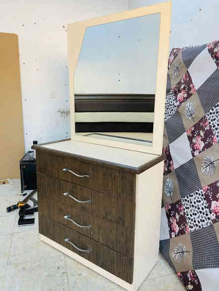 سلام عليكم لبيع غرفه نوم ابواب 5️⃣ قطع اي عيب مابي تاخدوها ويا شد ونقل جاهز السعر ٤٢٥ الف شراي اتصال *********** واتساب حي البكر ً
