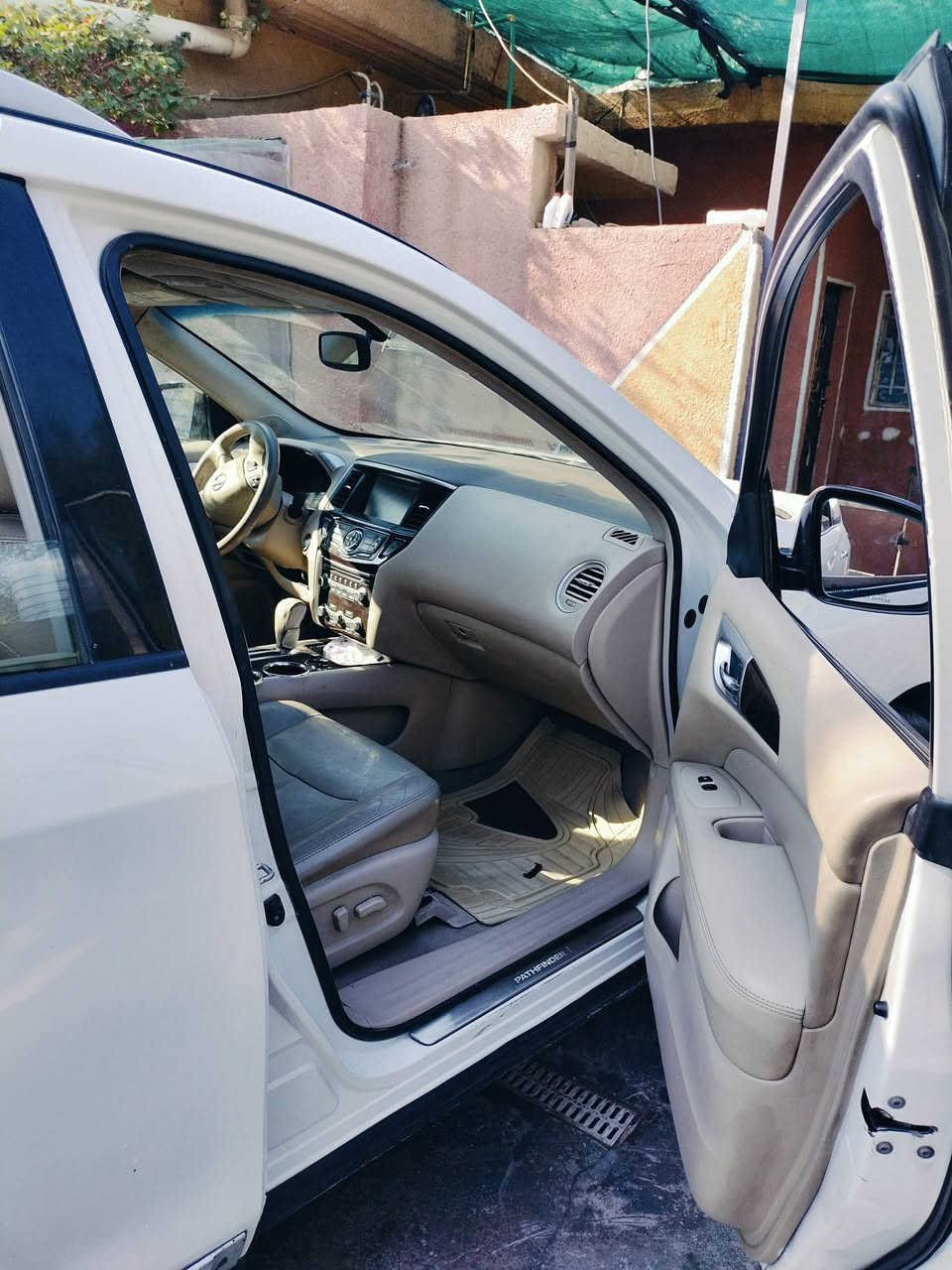 سلام عليكم
باث فاندر 2013 مكينه 6 سلندر  امريكي حادثها جاملغ وشويه بالباب ببدون دواخل 

ماشيه 98 الف جديده حلوه كلش 

السياره بلاتينوم فول عدا الفتحه 

كرسي ذاكره

بصمة 

شاشه جي بي اس 

كشن حار بارد 

داخل بيجي ملكي 

4 كامرات

مري قلاب عند الرجوع 

حساس خلفي 

كشن خلفي كهرباء وتدفة

السعر. 99 ورقة 

للاستفسار اتصل 

‏‪0772 813 5954‬‏
