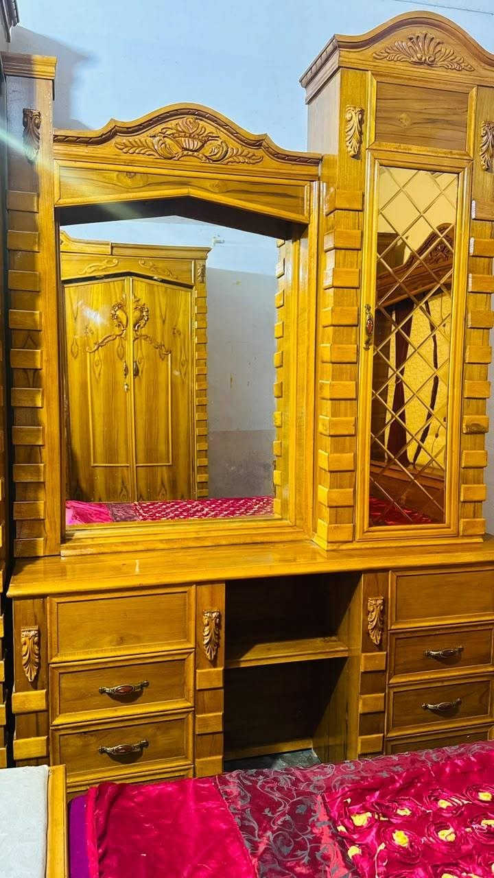 توجد غرفه نوم ملكيه صاج عراقي الخارج ٥ملم طبيعي وداخل ٤ملم شرط حطاطه جيب النجار الي يعجبك نضافه بعده جديده استخدام قليل  السعر مليون و٨٥٠ وبي مجال بسيط للاستفسار اتصال ***********
