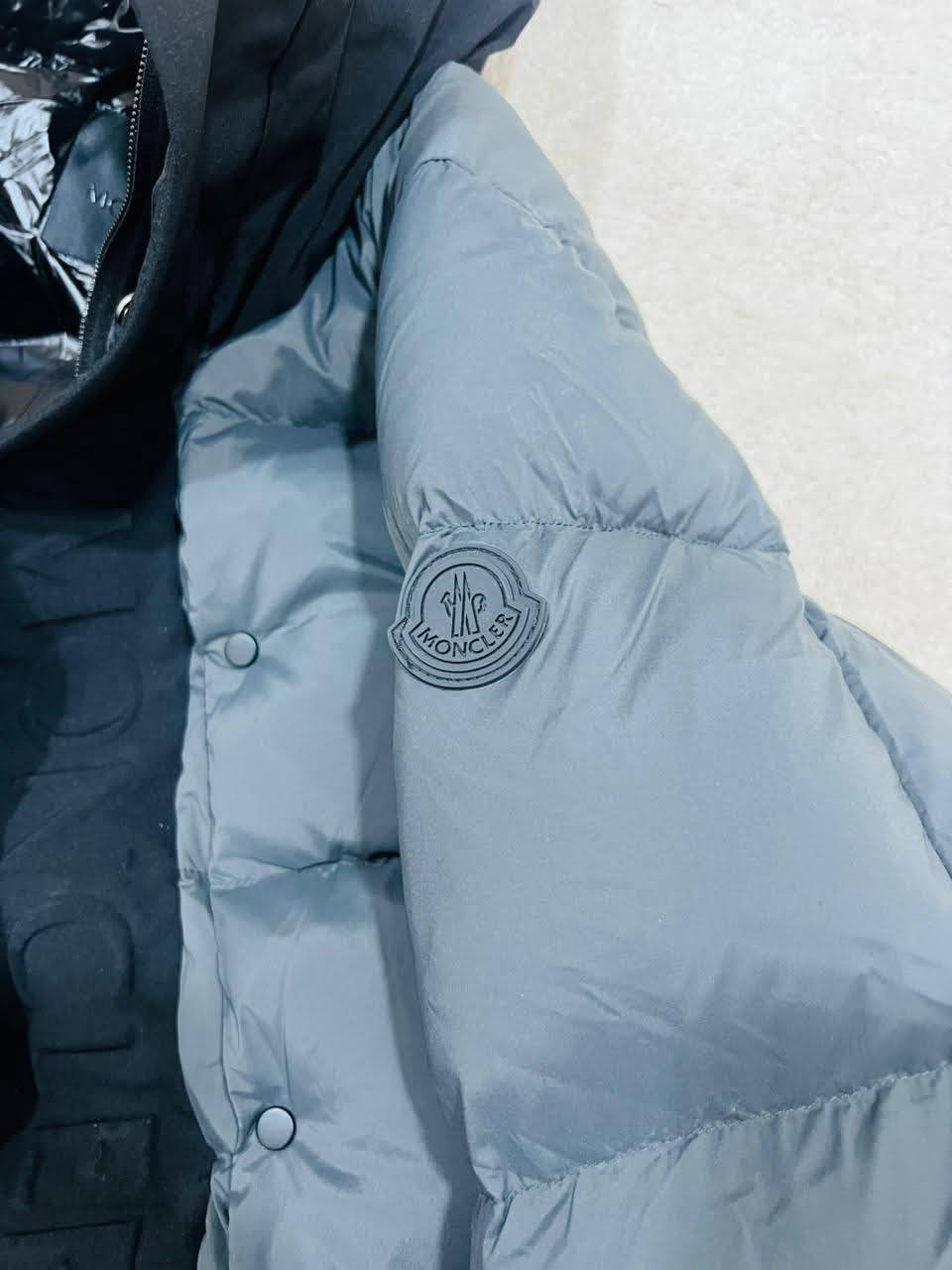 قمصلة ماركة مونكلير
اورجنال 100%
صنع ارمنيا
قياس لارج
بيه باركود للتكيد اورجينال
سعر شركة 1700باوند يعني 22ورقة 
للسعر على خاصل او على واتس اب
***********
