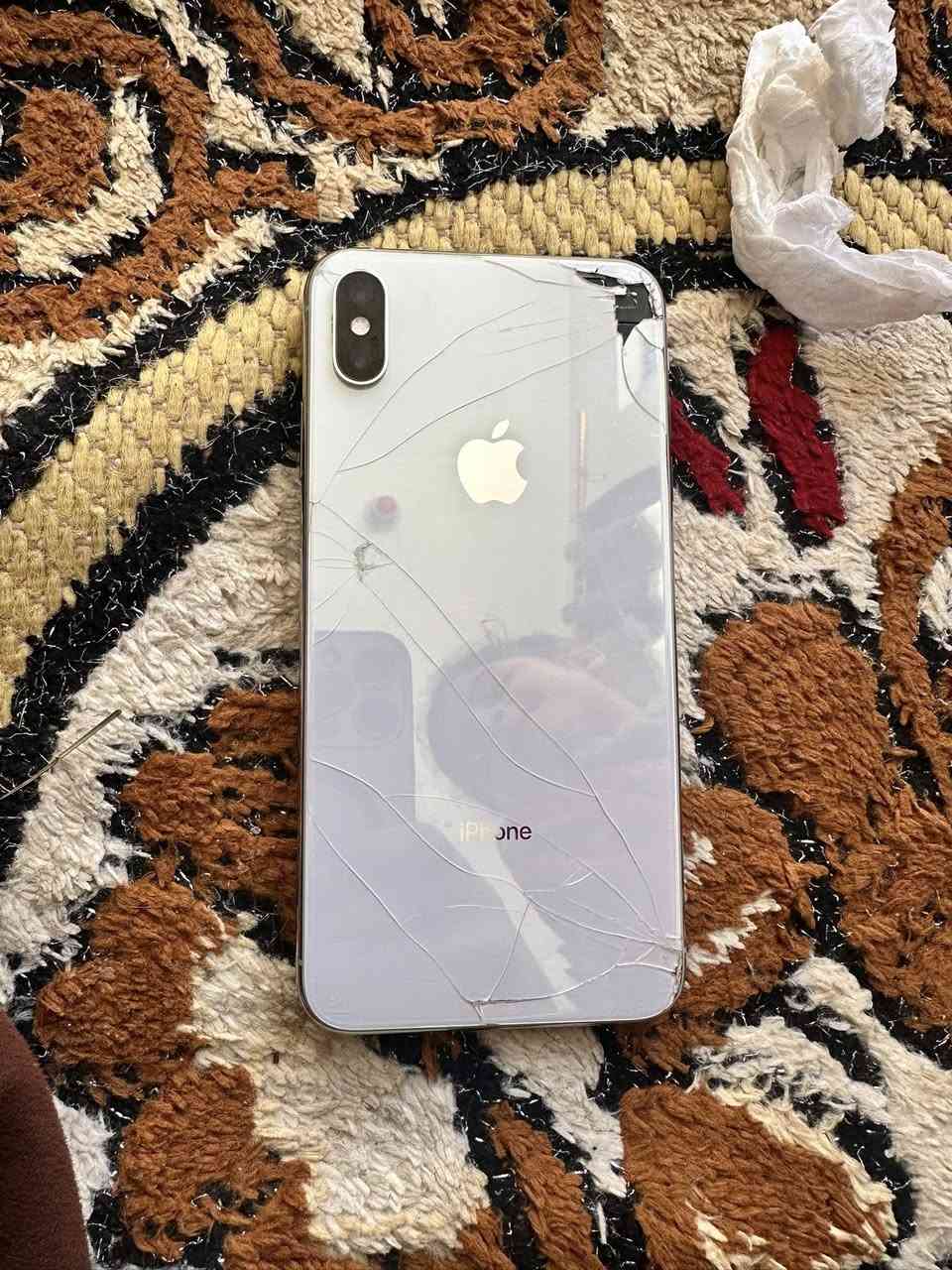 سلام عليكم ايفون اكس اس ماكس  للبيع مكسور ضهره وشاشته بطارية ٨١ذاكره ٢٥٦ السعر ١٥٠ متواجد فيس هذه رقمي ***********
